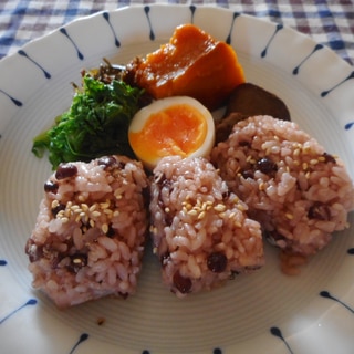 お赤飯とゆで卵の朝ごはんプレート